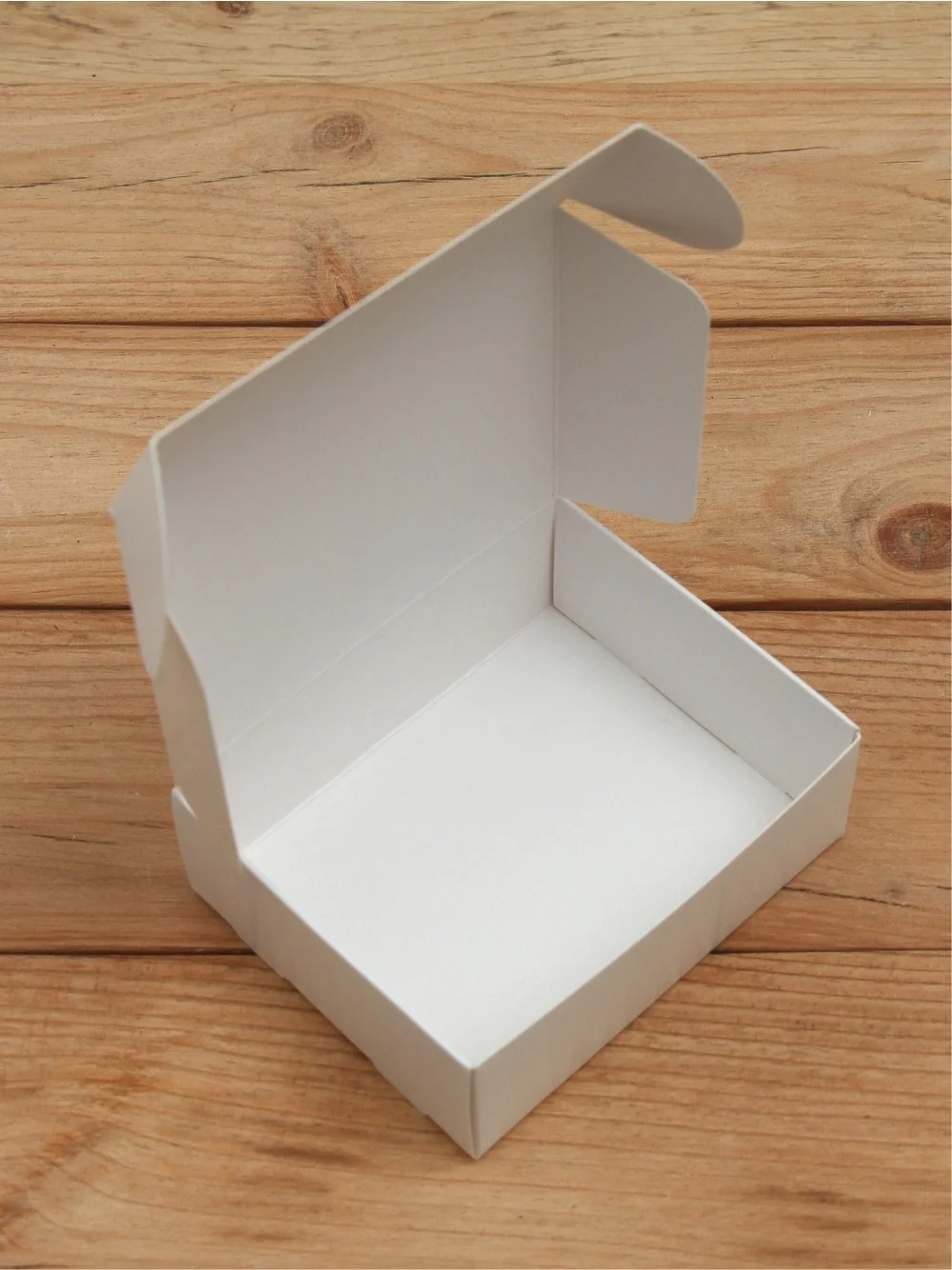 Матовая софт-тач подарочная коробка 80х100х35 мм картонная белая самосборная 10 шт.