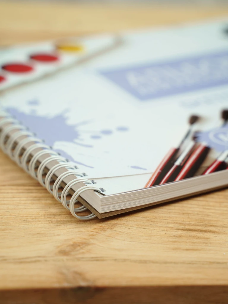 Альбом планшет с плотными листами 160 г/м2 (скетчбук) для рисования "Краски" А4 на жесткой подложке, 40 листов