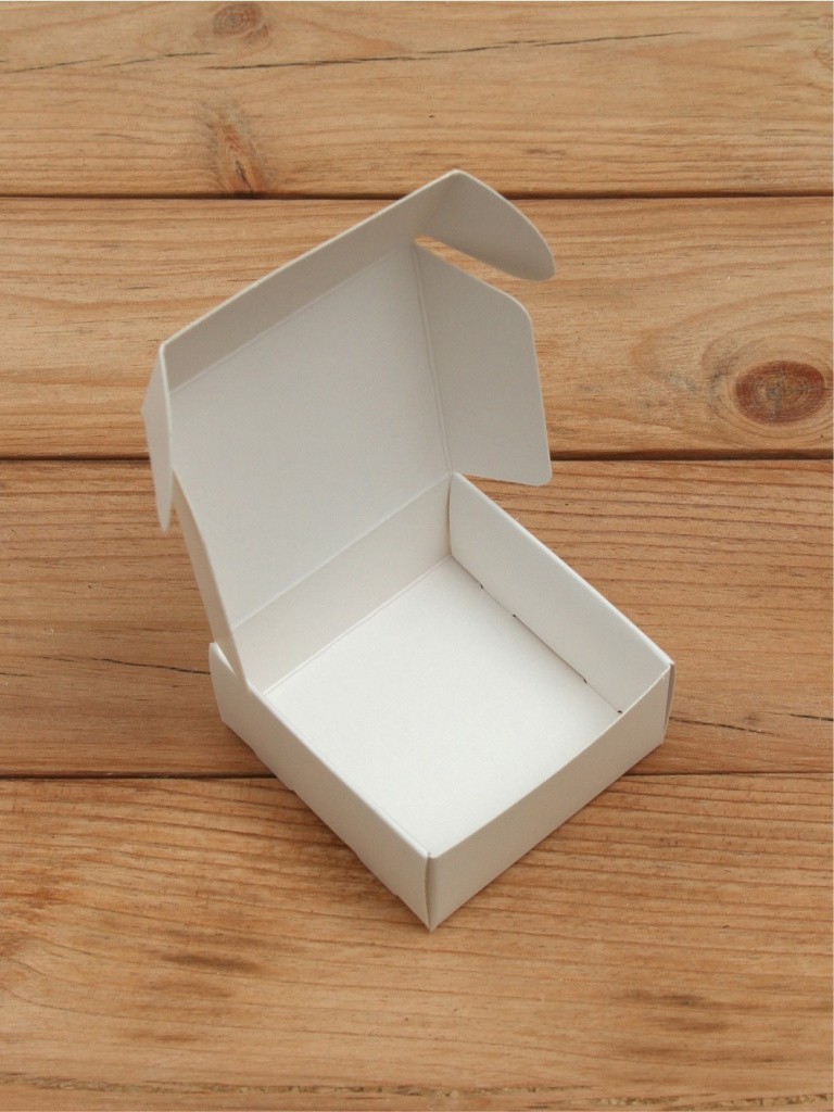 Матовая софт-тач подарочная коробка 65х65х30 мм картонная белая самосборная 10 шт.